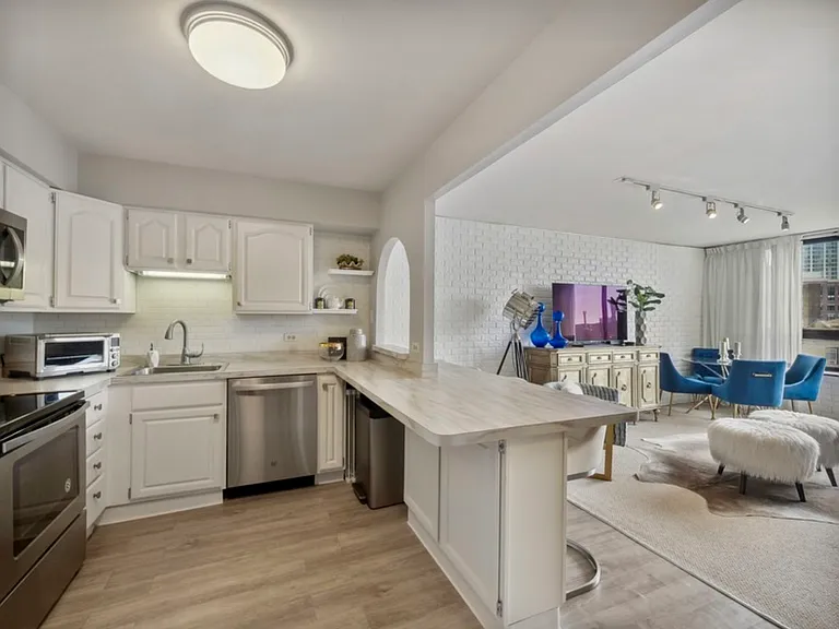 3930 N Pine Grove Ave #510 — Photo 3