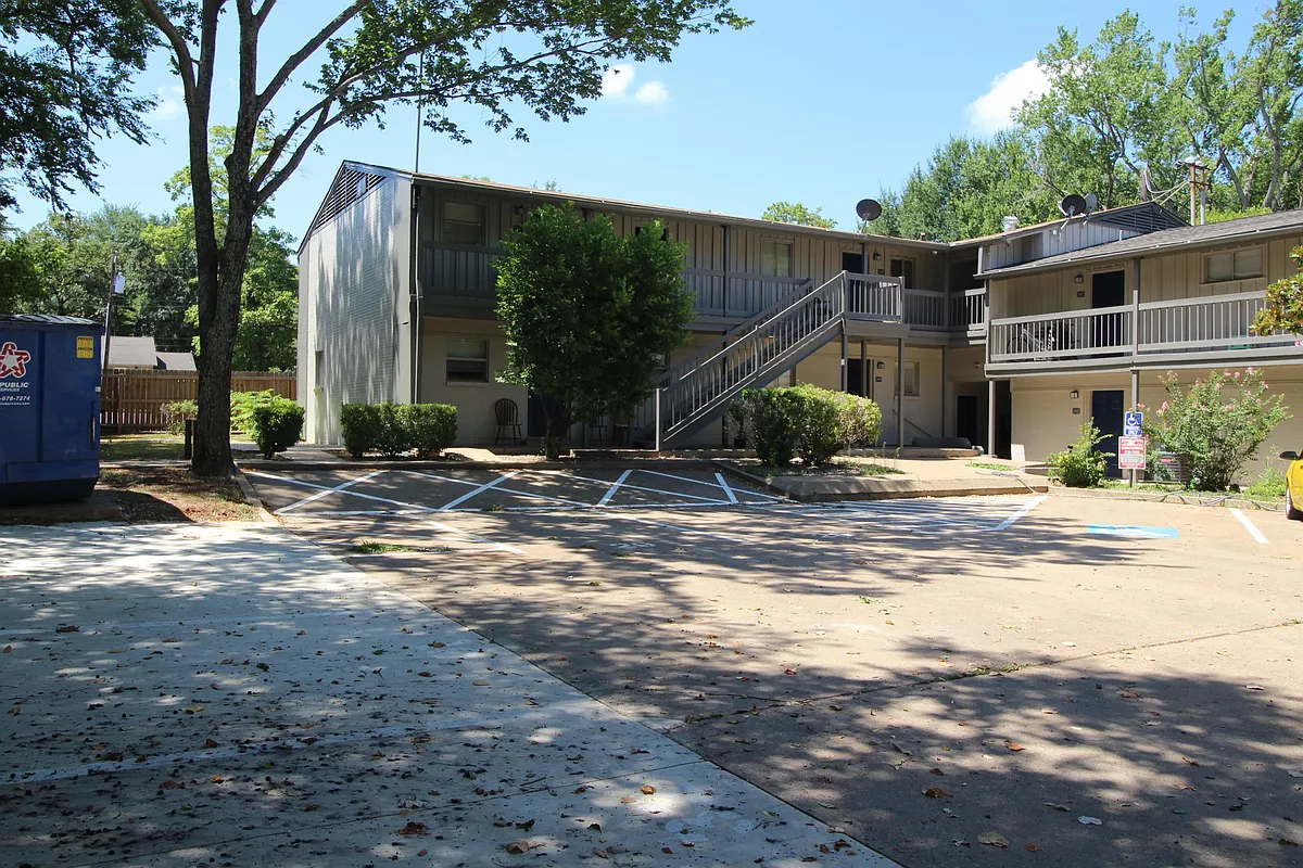 Building Photo - 207 W College St