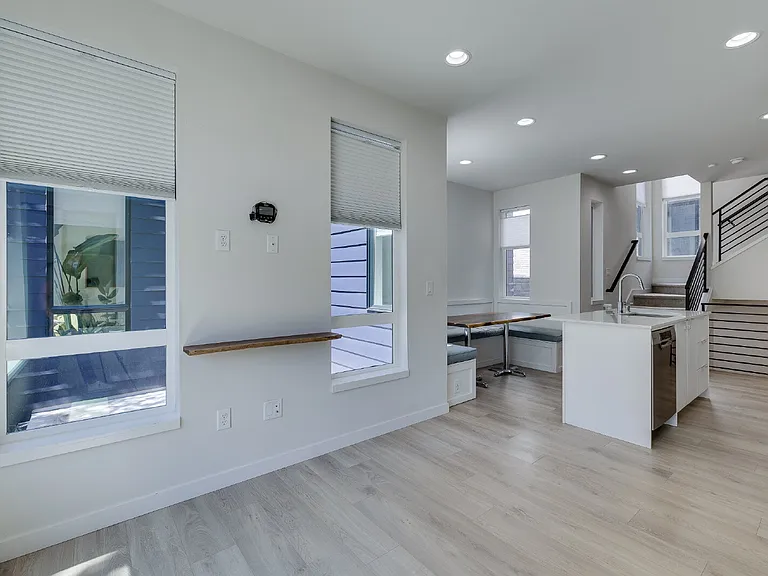 216 10th Ave E — Photo 11
