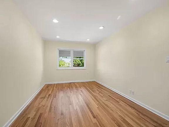 3rd image of 980 E 81st St