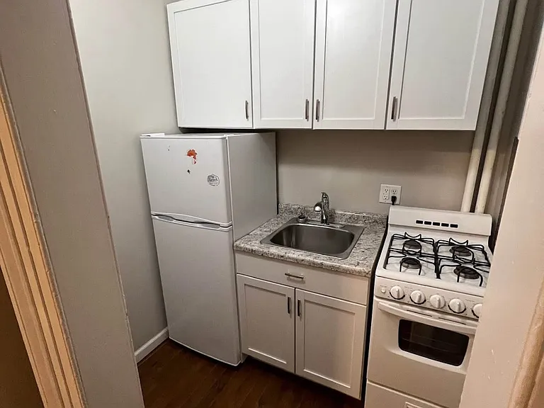 815 W 4th St #1 — Photo 3