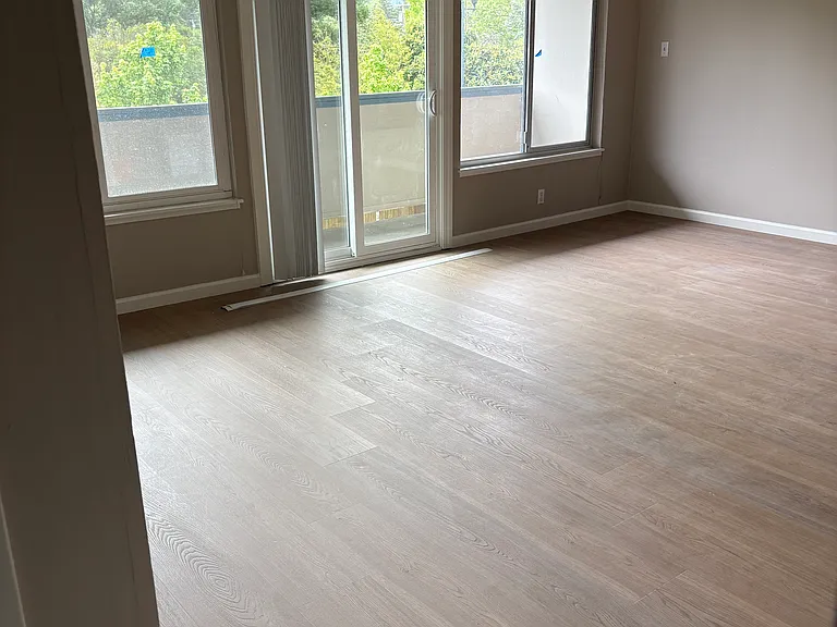 Liv room w/new flooring