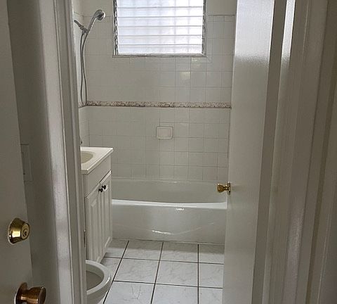 4th image of 1444 Barry Ave #3A