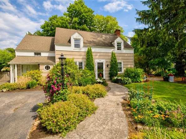 292 Chelmsford Rd, Rochester, NY 14618