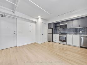 325 James St S