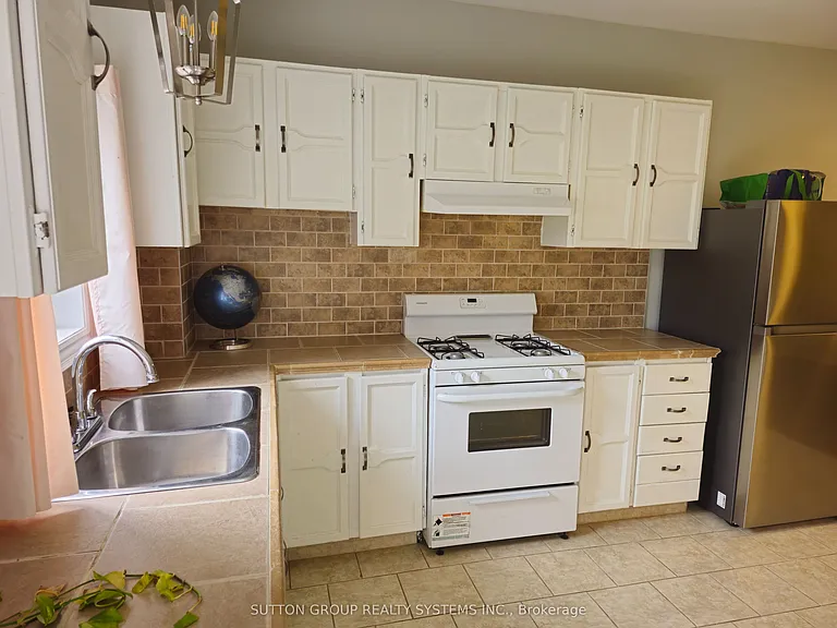 8879 Heritage Rd #MAIN LEVEL — Photo 3