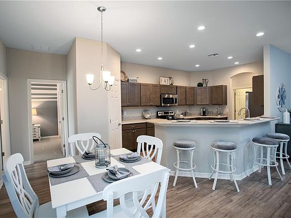 5th image of 221 Cloverbrook Trl