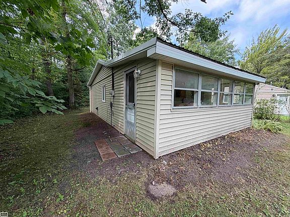 3rd image of 4875 Highland Ct