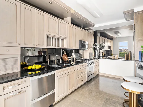 880 5th Avenue image 3 of 13