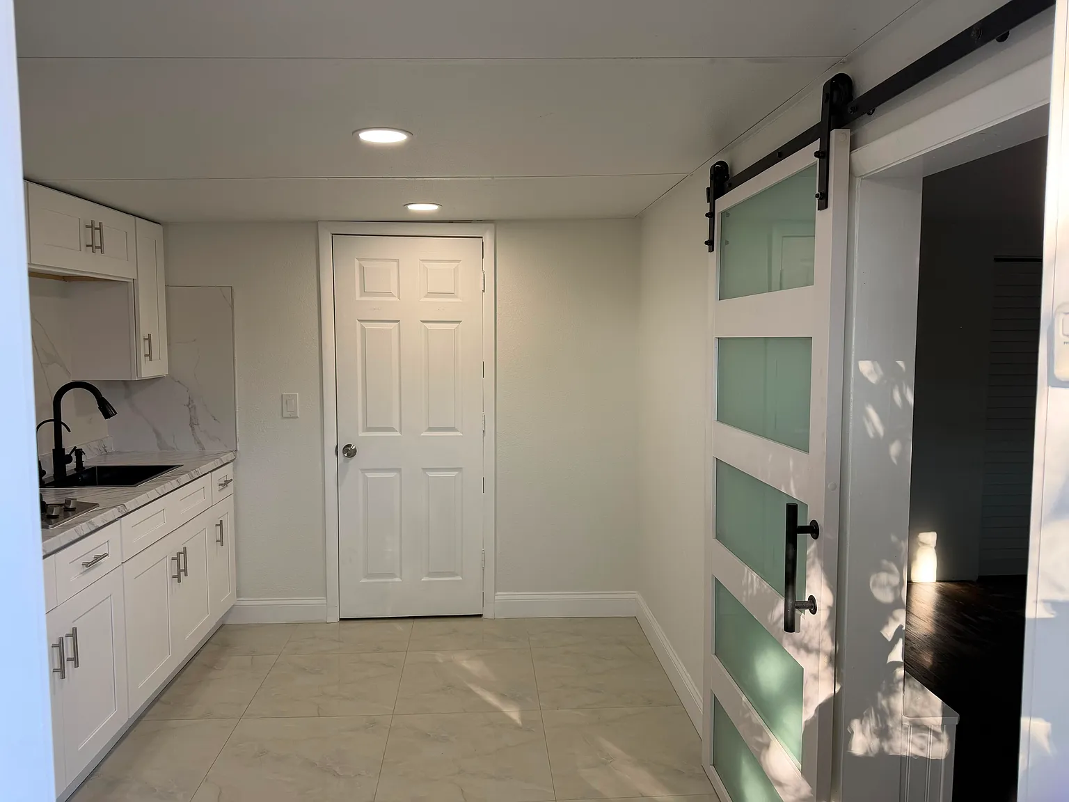 Studio, $1,000 — Photo 1