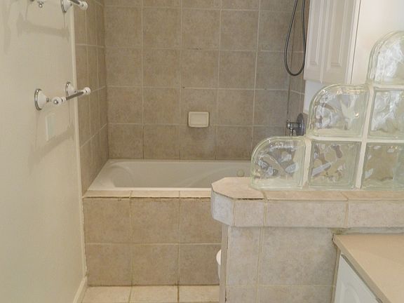 master bath includes double sinks and jetted tub