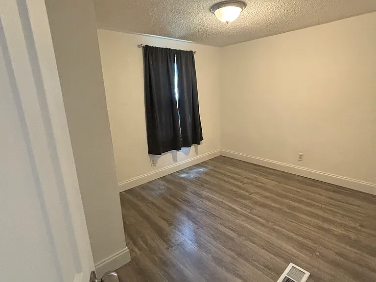 415 Leslie Dr — Photo 3