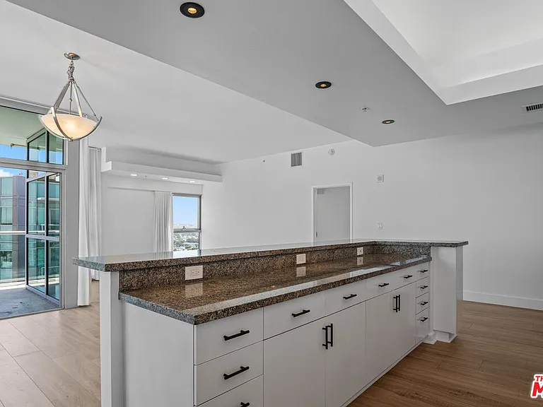 13700 Marina Pointe Dr #1916 — Photo 5
