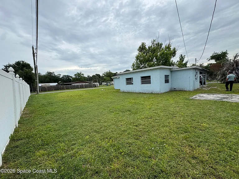 2506 Stratford Dr — Photo 2
