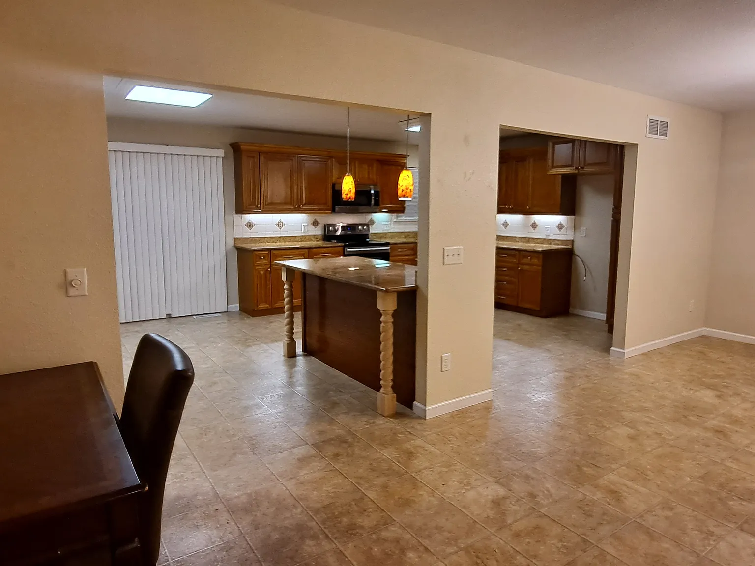 5 bed, 2500 sqft, $2,800 — Photo 3