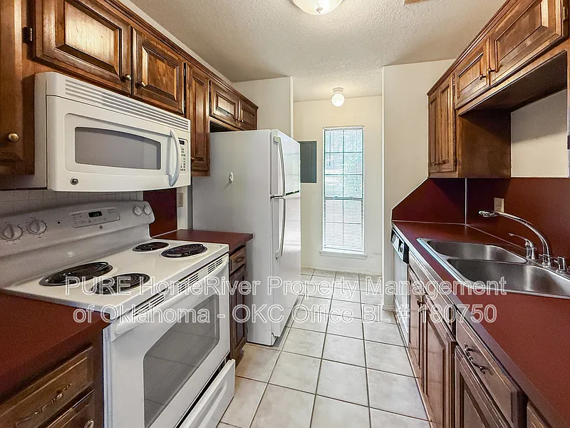 2 bed, 1.0 bath, $1,100 — Photo 3