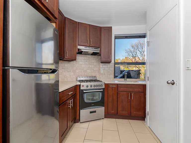 117 Perry St #11 — Photo 5