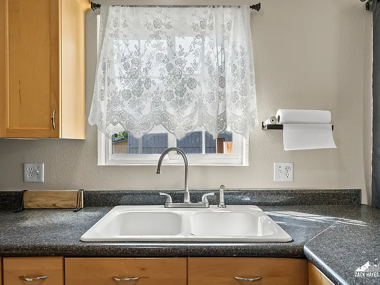 300 E 45th Ave #4 — Photo 16