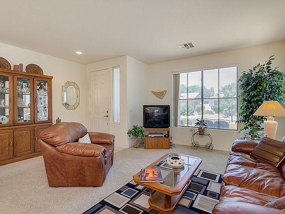 4th image of 141 E Canary Ct