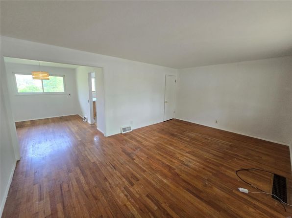 10304 Bon Oak Dr, Saint Louis, MO 63136
