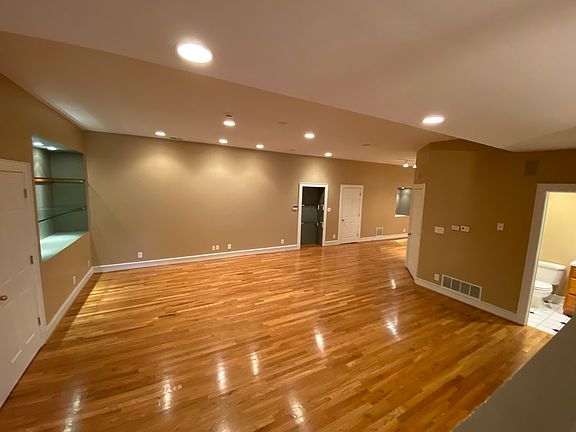 4th image of 647 E 11th St APT A