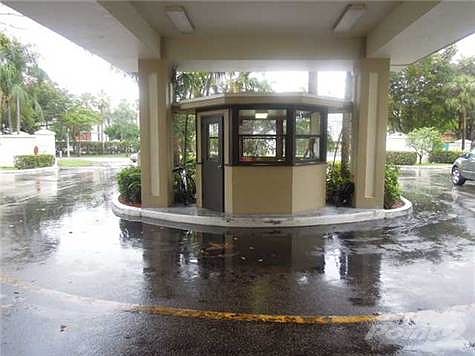 3rd image of 800 NE 195th St APT 120