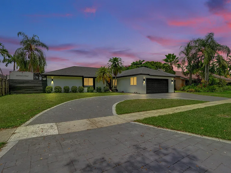 620 SW 100th Ave — Photo 5