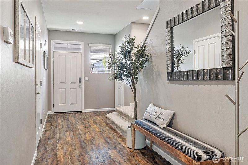 5th image of 1009 29th Street NW