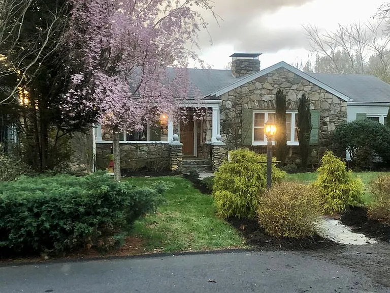 16 Lorraine Ave — Photo 2