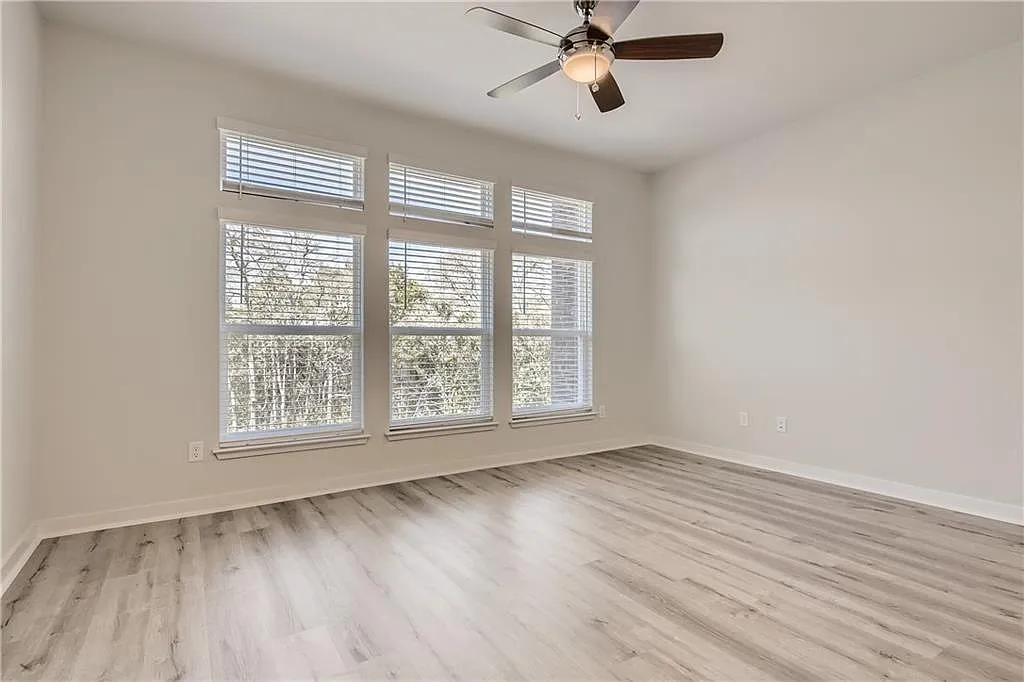 605 W South St — Photo 2
