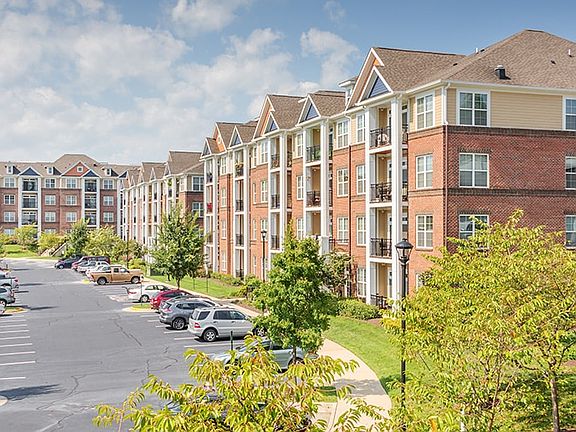 3rd image of 627 Cobblestone Cir #401