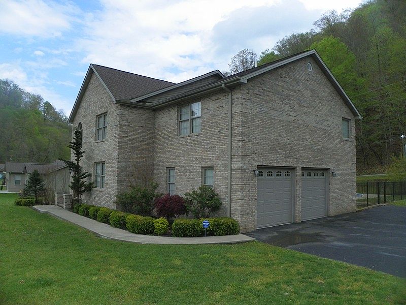 2nd image of 10 Windy Brook Ln