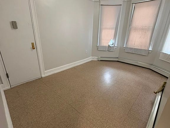 5th image of 35 Garfield St Floor 1