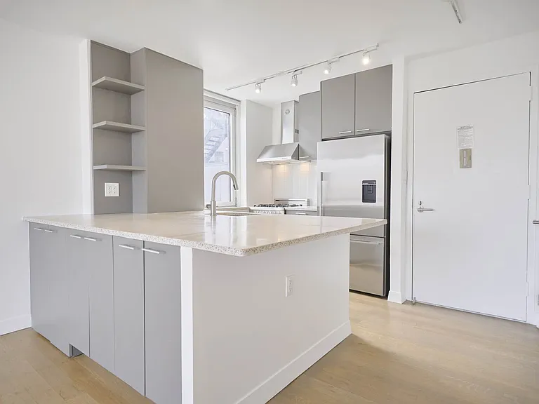 200 E 11th St #Penthouse 1 — Photo 1