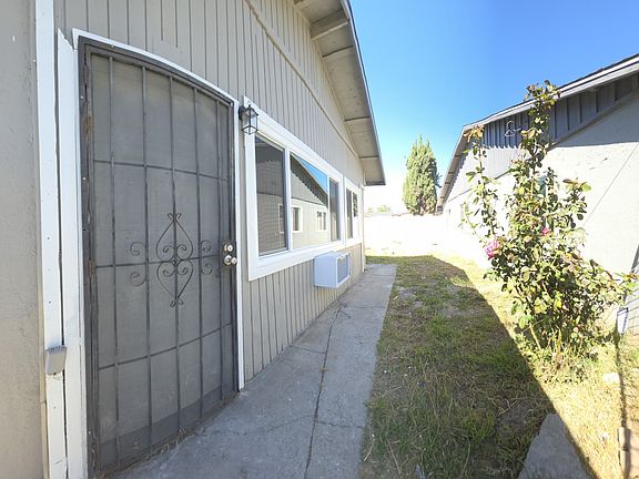 2nd image of 958 1/2 N Crescent Ave