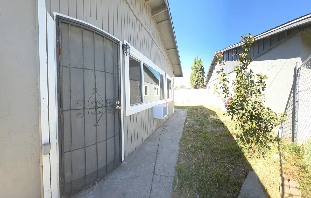 Building Photo - 958 1/2 N Crescent Ave