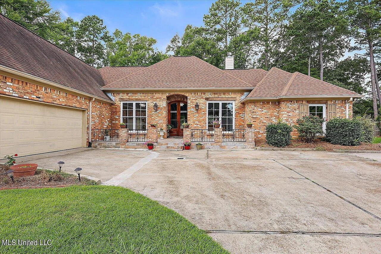 305 Kingsbridge Rd photo 1