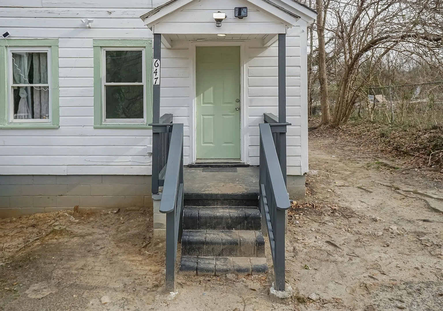 One Bedroom Home! — Photo 2