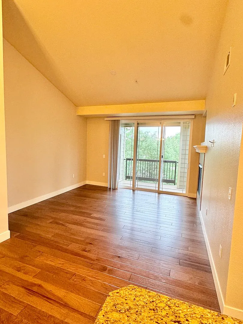 2 bed, 986 sqft, $1,650 — Photo 2