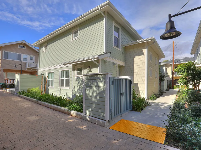 318 W Micheltorena St #C — Photo 11