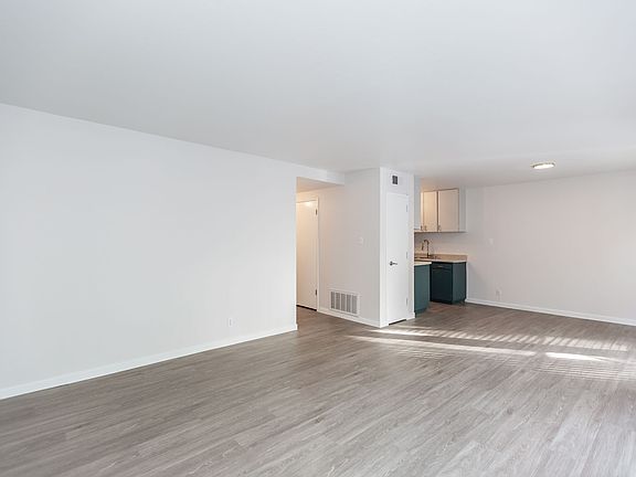 4th image of 3014 Clay St APT 3b