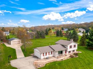 W326S8262 Paradise Ct, Mukwonago, WI 53149