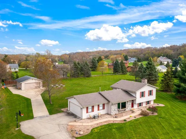 W326S8262 Paradise COURT, Mukwonago, WI 53149