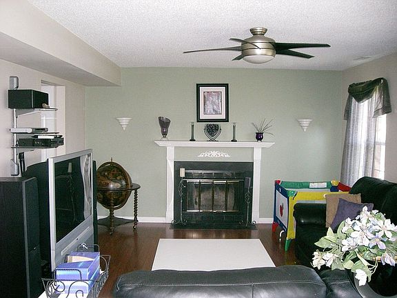 familyroom w/fireplace
