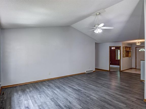 5th image of 2728 Pineview Road