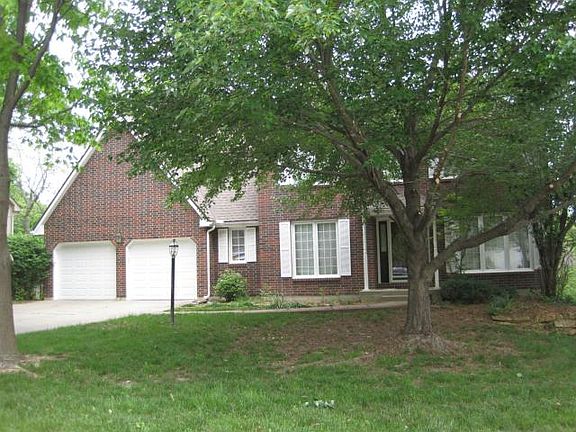 2nd image of 409 NW Essex Dr