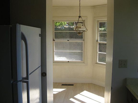 4th image of 912 Siskiyou Blvd
