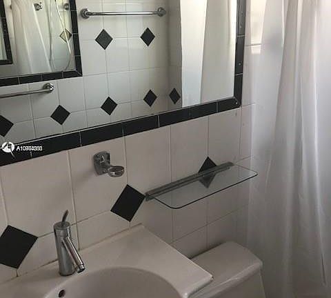 4th image of 1618 Michigan Ave APT 35