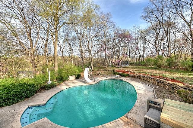 1st image of 1332 Camelot Dr