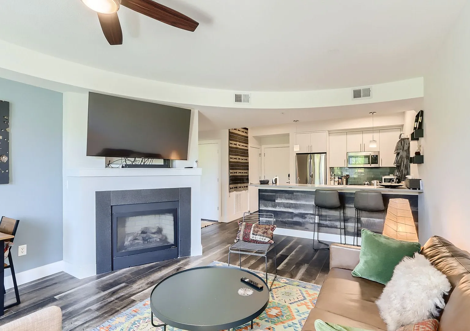 Modern 1 BDR Condo in Holiday Neighborhood — Photo 1